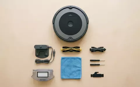 Flatlay-Arrangement rund um Saugroboter zum Thema Xiaomi Saugroboter, ISIN KYG9830T1043, weiches Oberlicht - Foto: THN