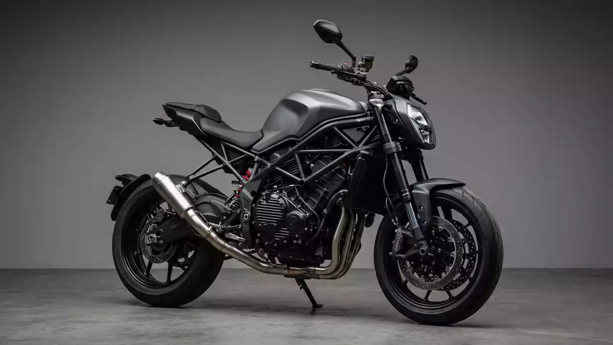 Fotorealistische Studioansicht von Naked Bike in neutraler Produktdarstellung, neutral