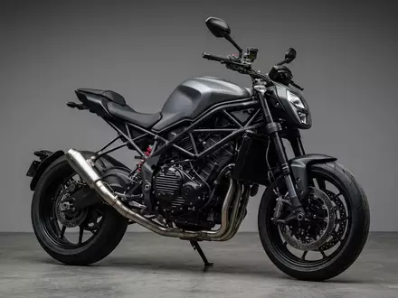 Fotorealistische Studioaufnahme von Naked Bike zum Thema Yamaha MT-07, ISIN JP3942800008, klare Lichtfuehrung - Foto: THN