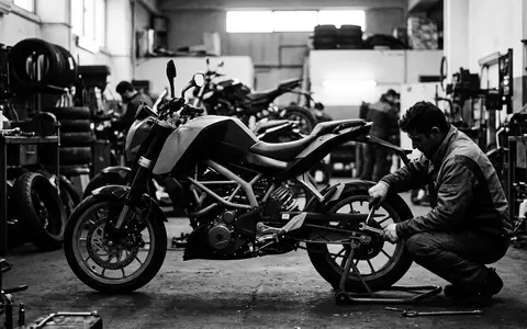 Schwarzweiss-Reportage mit Naked Bike zum Thema Yamaha MT-07, ISIN JP3942800008, hoher Kontrast - Foto: THN
