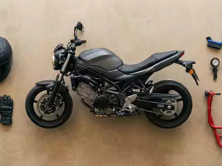Flatlay-Arrangement rund um Naked Bike zum Thema Yamaha MT-07, ISIN JP3942800008, weiches Oberlicht - Foto: THN
