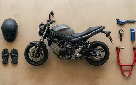 Flatlay-Arrangement rund um Naked Bike zum Thema Yamaha MT-07, ISIN JP3942800008, weiches Oberlicht - Foto: THN