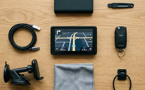 Flatlay-Arrangement rund um Navigationsgerät zum Thema TomTom GO Navigation, ISIN NL0000387058, weiches Oberlicht - Foto: THN