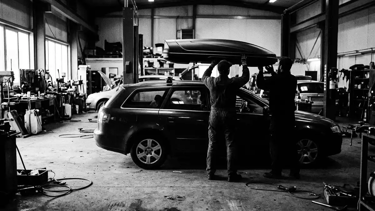Schwarzweiss-Reportagebild mit Dachbox in dokumentarischer Arbeitsumgebung, neutral