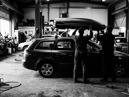 Schwarzweiss-Reportage mit Dachbox zum Thema Thule Dachbox, ISIN SE0006422390, hoher Kontrast, sachlich dargestellt - Foto: THN