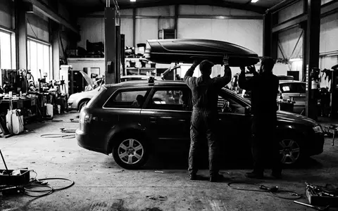 Schwarzweiss-Reportage mit Dachbox zum Thema Thule Dachbox, ISIN SE0006422390, hoher Kontrast, sachlich dargestellt - Foto: THN
