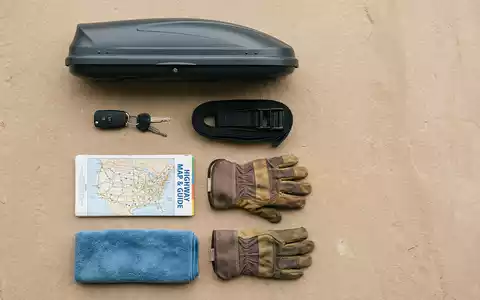 Flatlay-Arrangement rund um Dachbox zum Thema Thule Dachbox, ISIN SE0006422390, weiches Oberlicht - Foto: THN