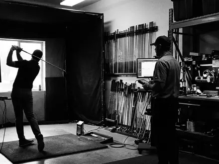 Schwarzweiss-Reportage mit Golfschläger zum Thema Callaway Paradym Driver, ISIN US89056E1055, hoher Kontrast - Foto: THN