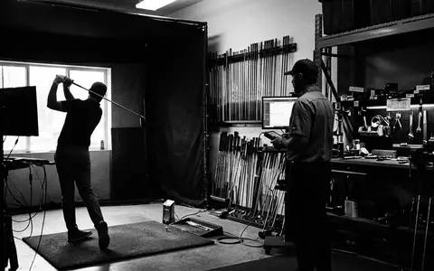 Schwarzweiss-Reportage mit Golfschläger zum Thema Callaway Paradym Driver, ISIN US89056E1055, hoher Kontrast - Foto: THN