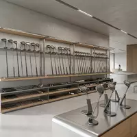 Architektur-Render im Sportfachhandel mit Golfschläger zum Thema Callaway Paradym Driver, ISIN US89056E1055, neutrales Tageslicht - Foto: THN