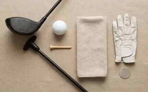 Flatlay-Arrangement rund um Golfschläger zum Thema Callaway Paradym Driver, ISIN US89056E1055, weiches Oberlicht - Foto: THN