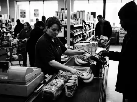 Schwarzweiss-Reportage mit Kundenkarte zum Thema Tesco Clubcard, ISIN GB00BLGZ9862, hoher Kontrast, sachlich dargestellt - Foto: THN