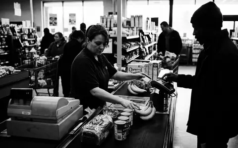 Schwarzweiss-Reportage mit Kundenkarte zum Thema Tesco Clubcard, ISIN GB00BLGZ9862, hoher Kontrast, sachlich dargestellt - Foto: THN