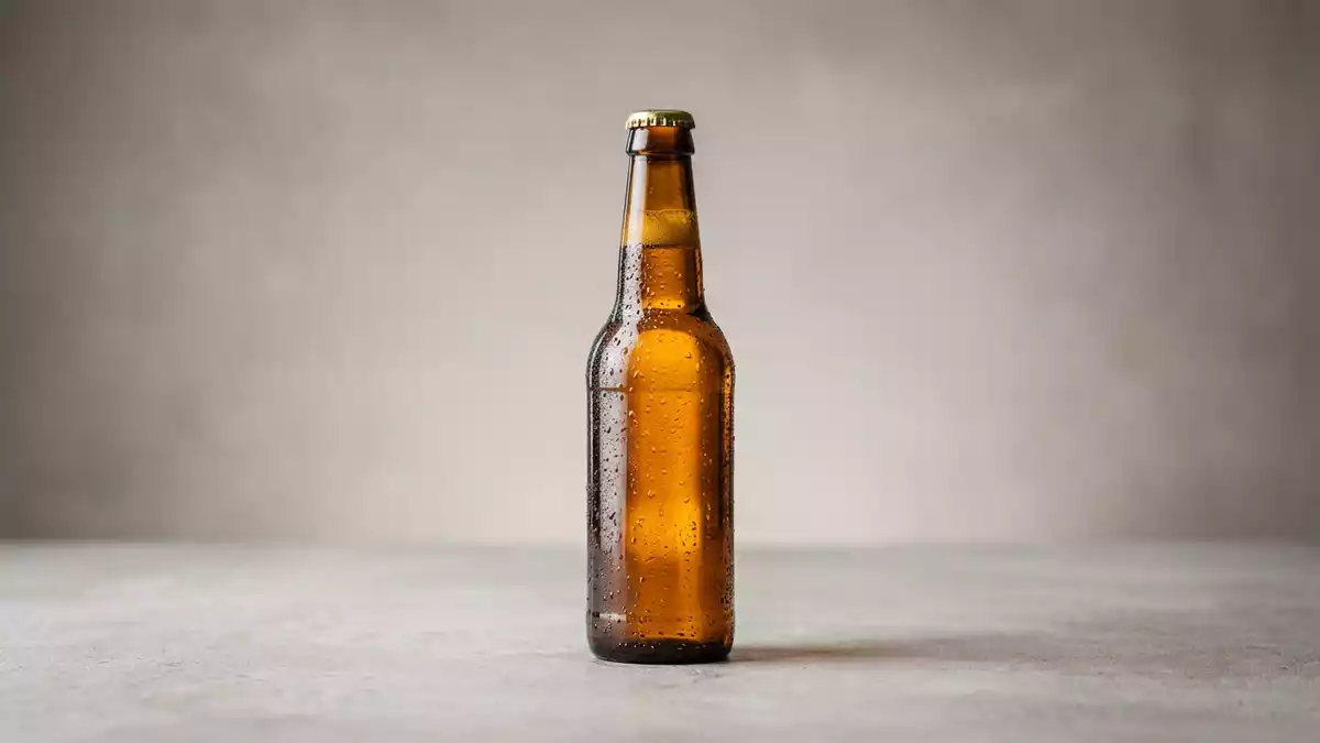 Fotorealistische Studioansicht von Craft-Bier in neutraler Produktdarstellung, neutral
