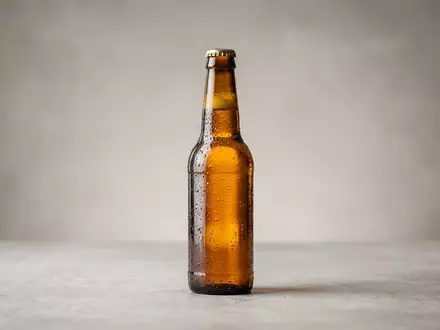 Fotorealistische Studioaufnahme von Craft-Bier zum Thema Samuel Adams Beer, ISIN US1005571070, klare Lichtfuehrung - Foto: THN