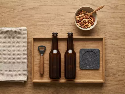 Flatlay-Arrangement rund um Craft-Bier zum Thema Samuel Adams Beer, ISIN US1005571070, weiches Oberlicht - Foto: THN