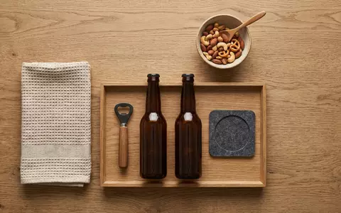 Flatlay-Arrangement rund um Craft-Bier zum Thema Samuel Adams Beer, ISIN US1005571070, weiches Oberlicht - Foto: THN