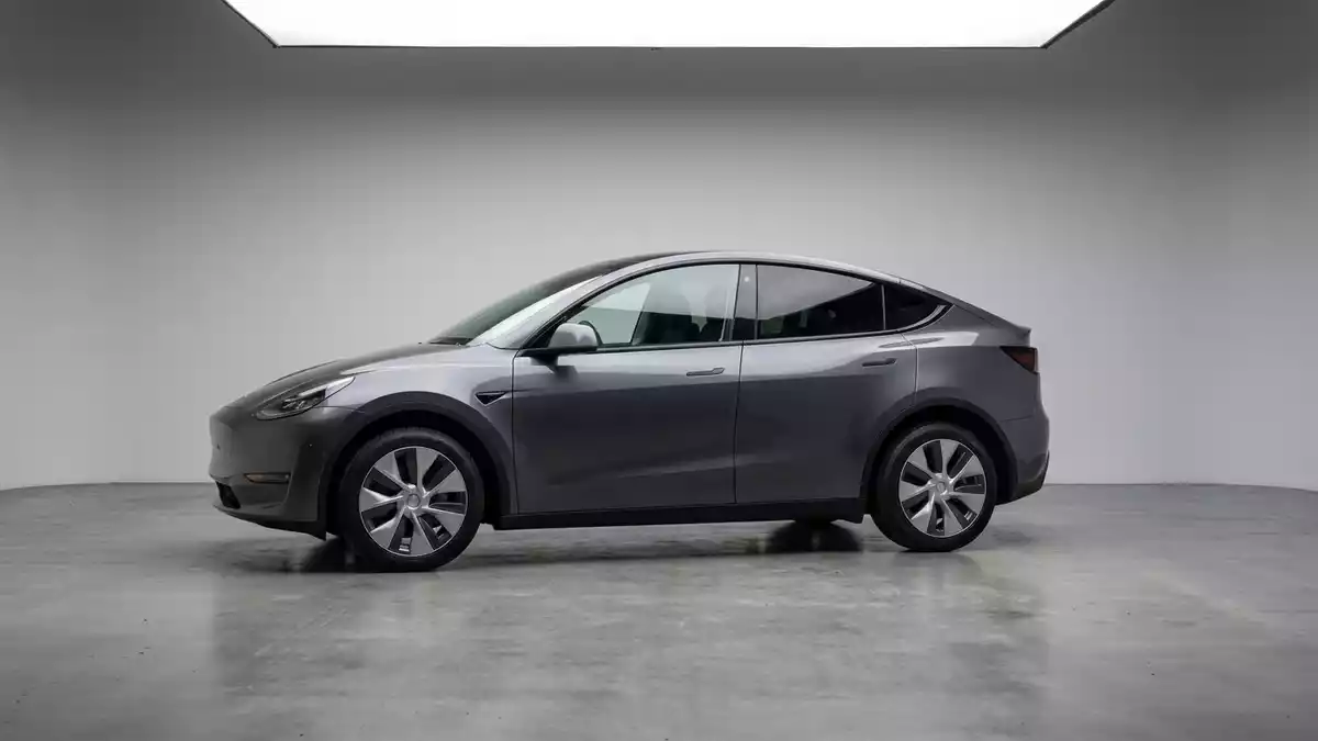 Fotorealistische Studioansicht von Elektro-SUV in neutraler Produktdarstellung