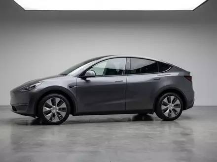 Fotorealistische Studioaufnahme von Elektro-SUV zum Thema Tesla Model Y, ISIN US88160R1014, klare Lichtfuehrung - Foto: THN