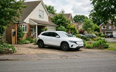 Fotorealistische Aufnahme von Elektro-SUV im Straßenverkehr zum Thema Tesla Model Y, ISIN US88160R1014, natuerliches Licht - Foto: THN