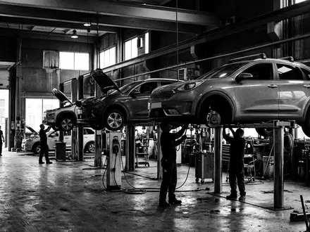 Schwarzweiss-Reportage mit Elektro-SUV zum Thema Tesla Model Y, ISIN US88160R1014, hoher Kontrast - Foto: THN