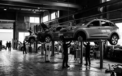 Schwarzweiss-Reportage mit Elektro-SUV zum Thema Tesla Model Y, ISIN US88160R1014, hoher Kontrast - Foto: THN