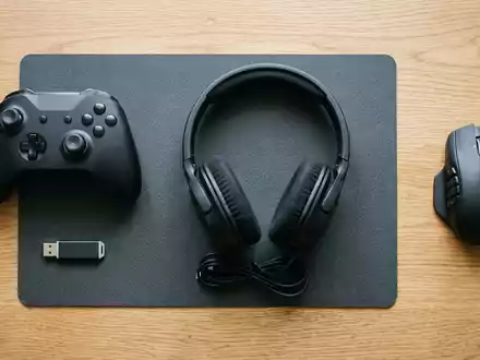 Flatlay-Arrangement rund um Abenteuerspiel zum Thema Final Fantasy VII Rebirth, ISIN JP3164630000, weiches Oberlicht - Foto: THN