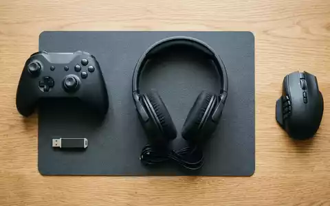 Flatlay-Arrangement rund um Abenteuerspiel zum Thema Final Fantasy VII Rebirth, ISIN JP3164630000, weiches Oberlicht - Foto: THN