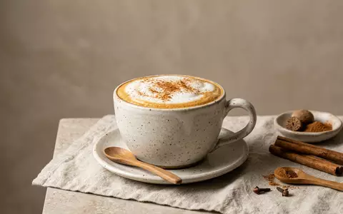 Fotorealistische Studioaufnahme von Gewürzkaffee zum Thema Pumpkin Spice Latte, ISIN US8552441094, klare Lichtfuehrung - Foto: THN