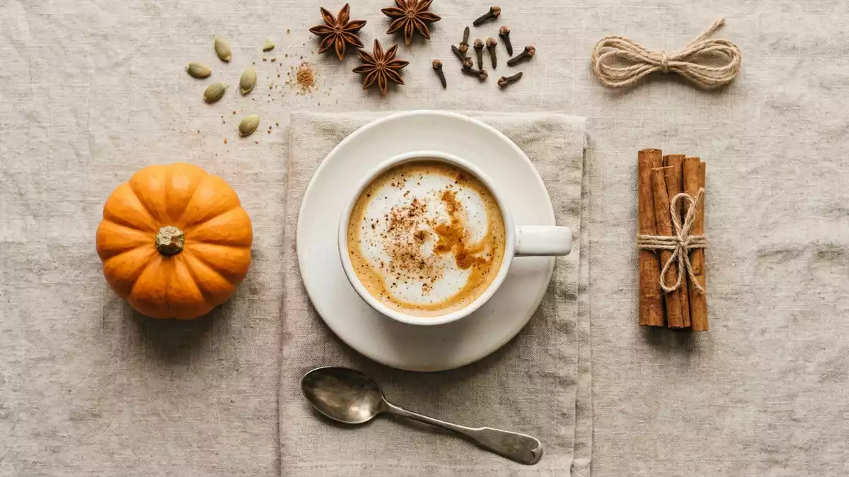 Flatlay-Arrangement rund um Gewürzkaffee mit passenden Requisiten von oben, neutral