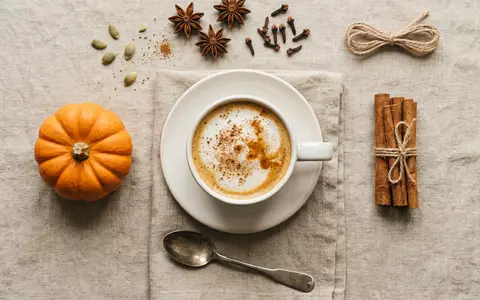 Flatlay-Arrangement rund um Gewürzkaffee zum Thema Pumpkin Spice Latte, ISIN US8552441094, weiches Oberlicht - Foto: THN