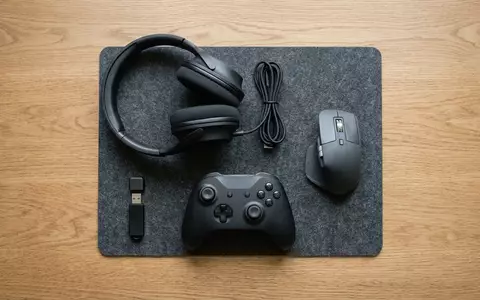 Flatlay-Arrangement rund um Rollenspiel zum Thema Final Fantasy XIV Online, ISIN JP3967200001, weiches Oberlicht - Foto: THN
