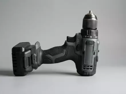 Fotorealistische Studioaufnahme von Akkuschrauber zum Thema DeWalt Akkuschrauber, ISIN US8545021011, klare Lichtfuehrung - Foto: THN