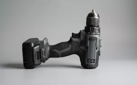 Fotorealistische Studioaufnahme von Akkuschrauber zum Thema DeWalt Akkuschrauber, ISIN US8545021011, klare Lichtfuehrung - Foto: THN