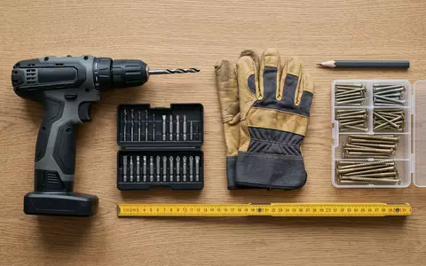 Flatlay-Arrangement rund um Akkuschrauber zum Thema DeWalt Akkuschrauber, ISIN US8545021011, weiches Oberlicht - Foto: THN