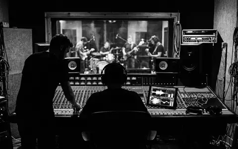 Schwarzweiss-Reportage mit Musik-Streaming-App zum Thema Spotify Premium, ISIN LU1778762911, hoher Kontrast, sachlich dargestellt - Foto: THN