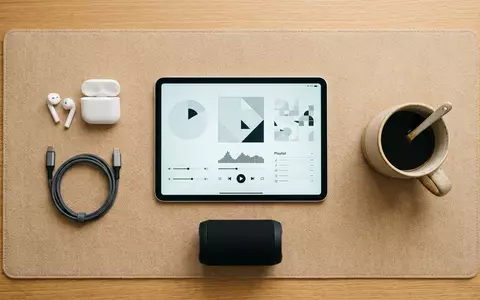 Flatlay-Arrangement rund um Musik-Streaming-App zum Thema Spotify Premium, ISIN LU1778762911, weiches Oberlicht - Foto: THN
