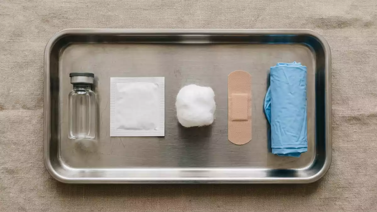 Flatlay-Arrangement rund um Reiseimpfstoff mit passenden Requisiten von oben, neutral