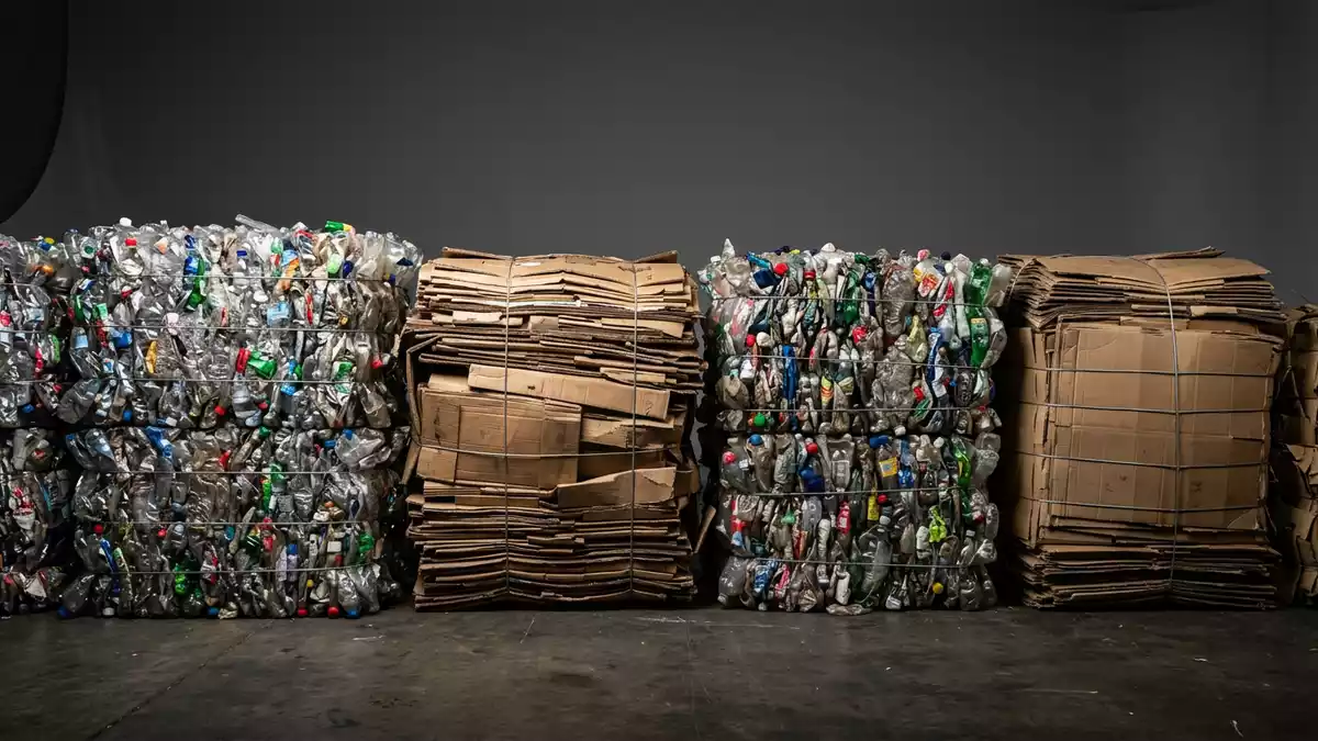 Fotorealistische Studioansicht von Recyclinganlage in neutraler Produktdarstellung