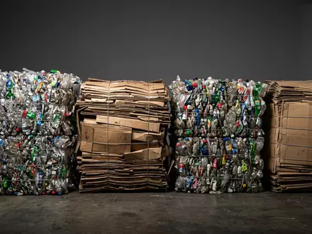 Fotorealistische Studioaufnahme von Recyclinganlage zum Thema Veolia Recycling, ISIN FR0000124141, klare Lichtfuehrung - Foto: THN
