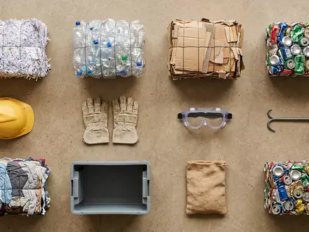 Flatlay-Arrangement rund um Recyclinganlage zum Thema Veolia Recycling, ISIN FR0000124141, weiches Oberlicht - Foto: THN