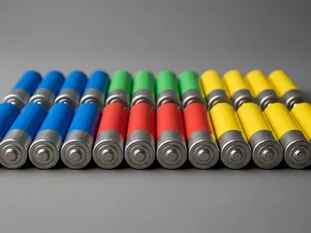 Fotorealistische Studioaufnahme von Mignonbatterien zum Thema Varta AA Batterien, ISIN DE000A0TGJ55, klare Lichtfuehrung - Foto: THN