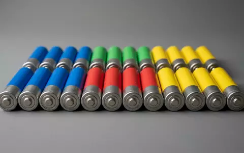 Fotorealistische Studioaufnahme von Mignonbatterien zum Thema Varta AA Batterien, ISIN DE000A0TGJ55, klare Lichtfuehrung - Foto: THN