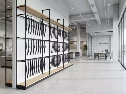 Architektur-Render im Autoteile-Fachhandel mit Scheibenwischer zum Thema Valeo Scheibenwischer, ISIN FR0013176526, neutrales Tageslicht - Foto: THN