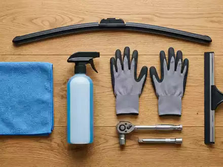 Flatlay-Arrangement rund um Scheibenwischer zum Thema Valeo Scheibenwischer, ISIN FR0013176526, weiches Oberlicht - Foto: THN