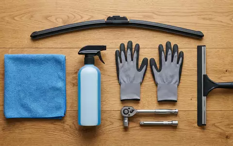 Flatlay-Arrangement rund um Scheibenwischer zum Thema Valeo Scheibenwischer, ISIN FR0013176526, weiches Oberlicht - Foto: THN