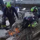 Rettungskräfte durchtrennen Trümmer bei der Suche nach Überlebenden. - Bild: Ivan Valencia/AP/dpa