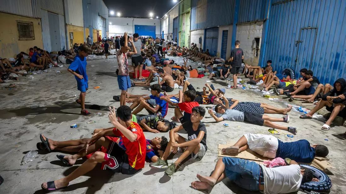 Besonders Kinder und Jugendliche sind in der spanischen Exklave verblieben. (Archivbild)  - Bild: Marcos Moreno/EUROPA PRESS/dpa