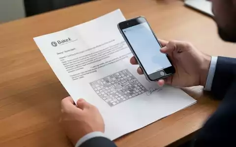 Eine Person hält ein Smartphone über einen QR-Code auf einem Bankbrief, um diesen zu scannen. - Foto: über boerse-global.de