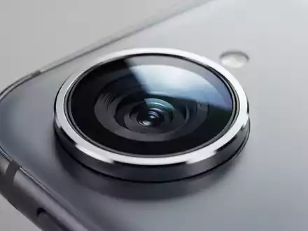 Nahaufnahme eines modernen Smartphone-Kameraobjektivs bei natürlichem Licht. - Foto: über boerse-global.de